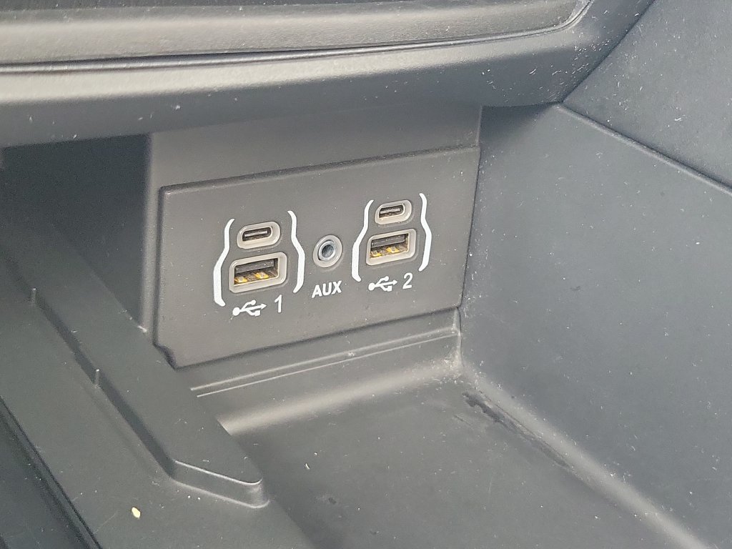 Used 2025 Chrysler Pacifica Limited FWD image 28
