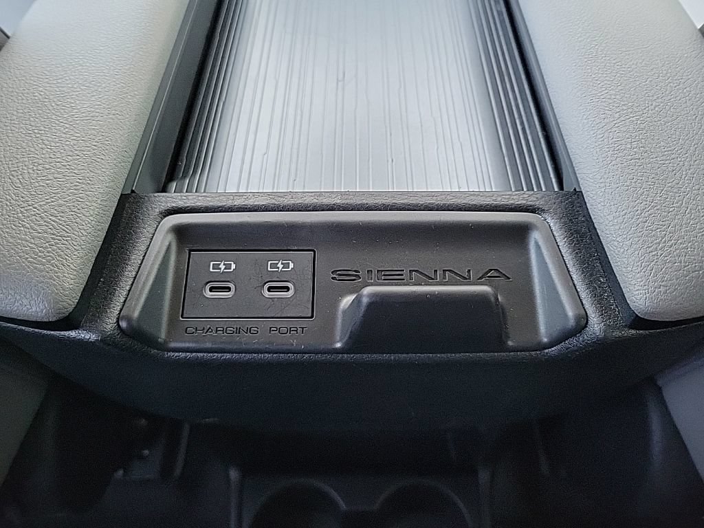 Used 2025 Toyota Sienna XLE FWD image 22