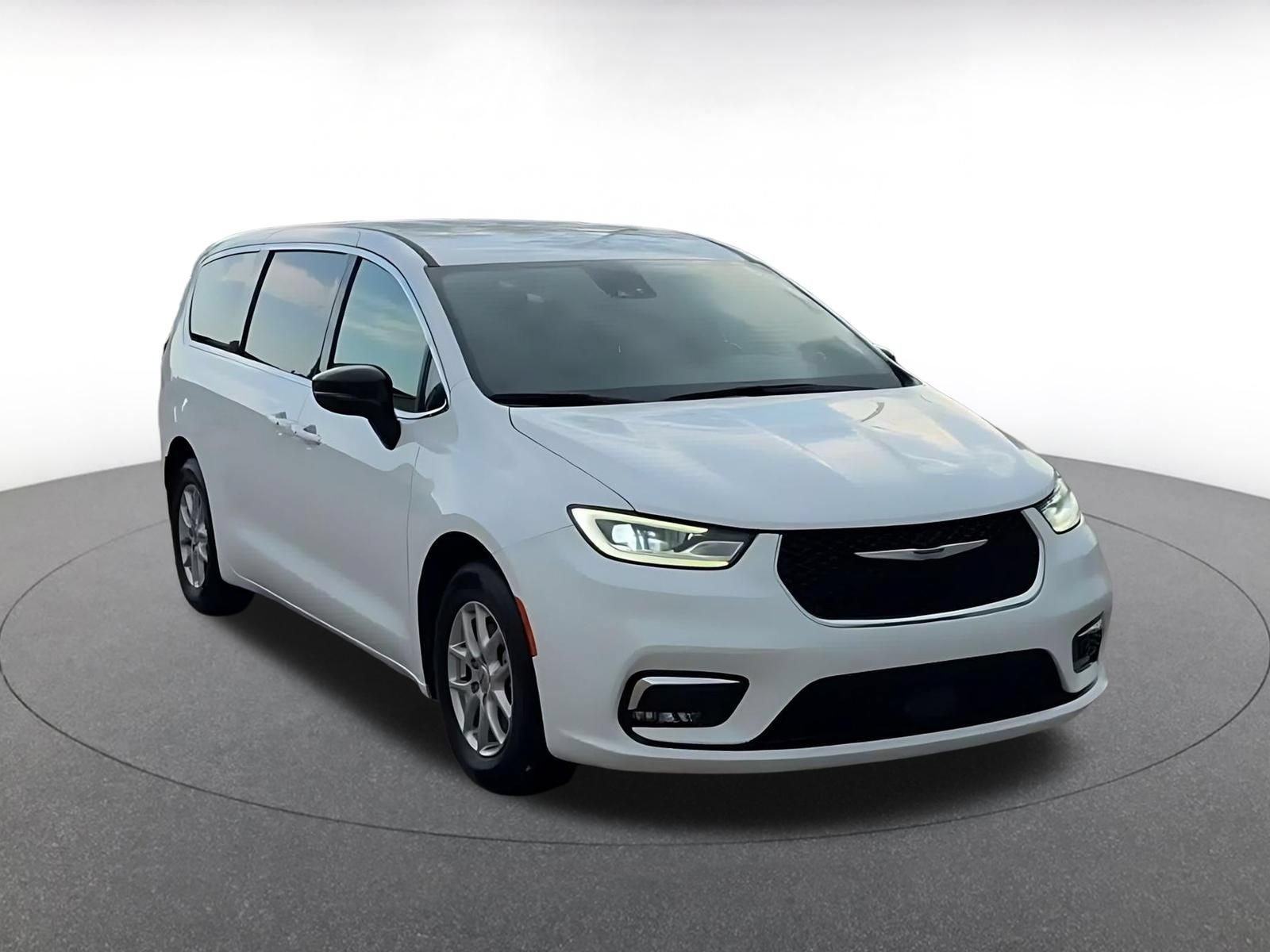 Used 2025 Chrysler Pacifica Select FWD image 3