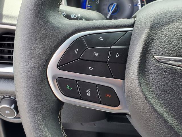 Used 2025 Chrysler Pacifica Select FWD image 12
