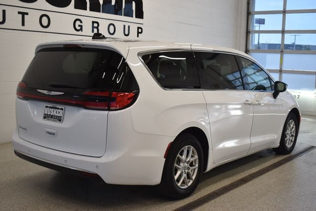 Used 2024 Chrysler Pacifica Touring-L FWD image 4