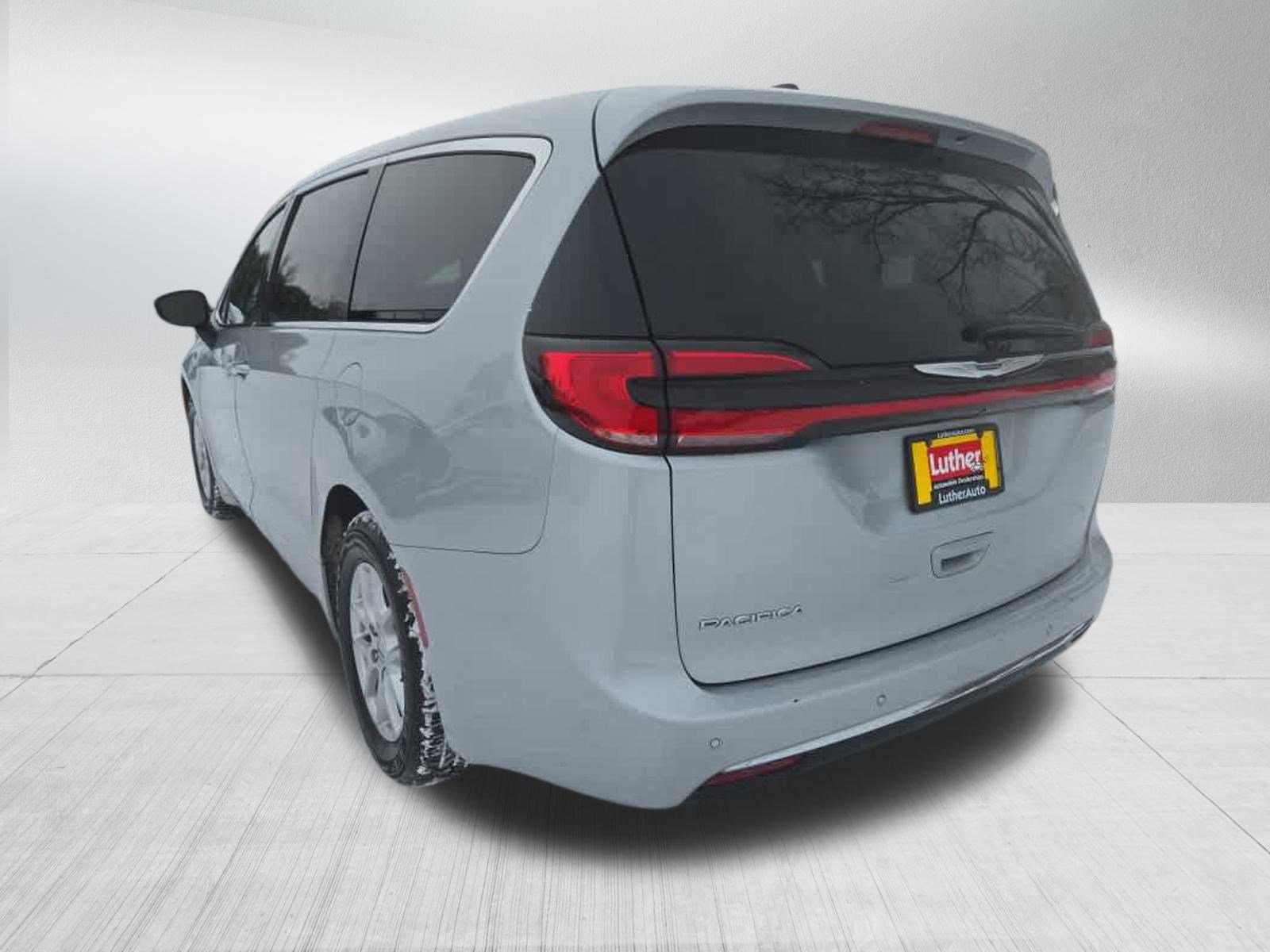 Used 2023 Chrysler Pacifica Touring-L image 5