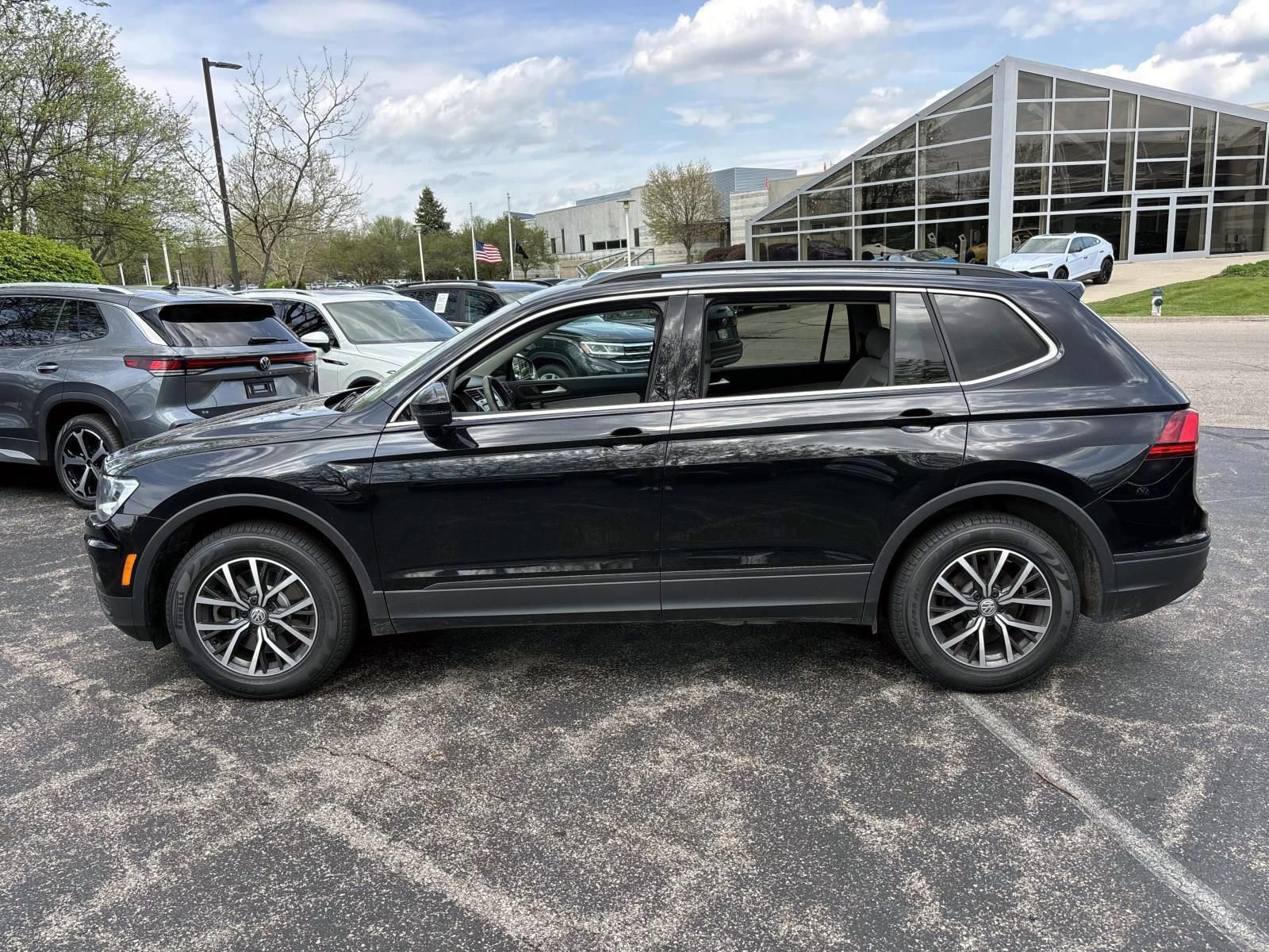 Used 2019 Volkswagen Tiguan SE w/ Panoramic Sunroof Package AWD/4WD image 8