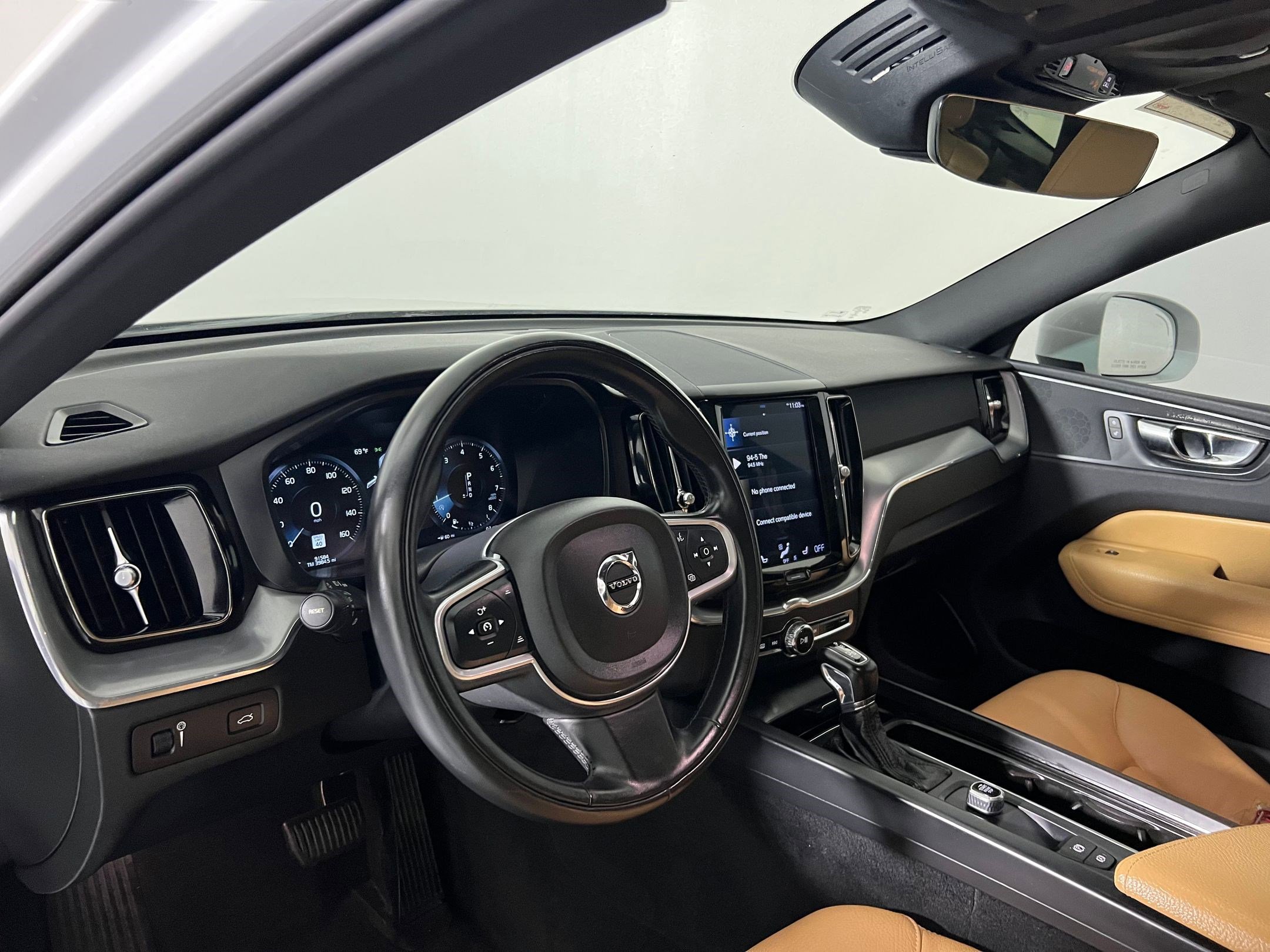 Used 2018 Volvo XC60 T5 Momentum w/ Vision Package image 4