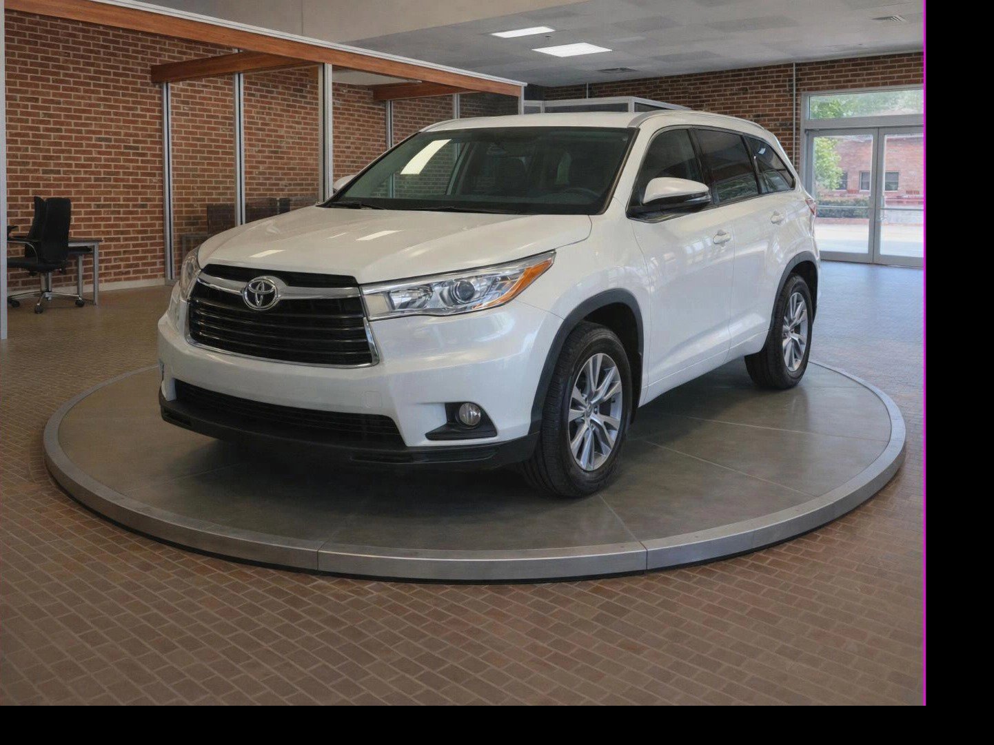 Used 2014 Toyota Highlander Plus FWD image 1