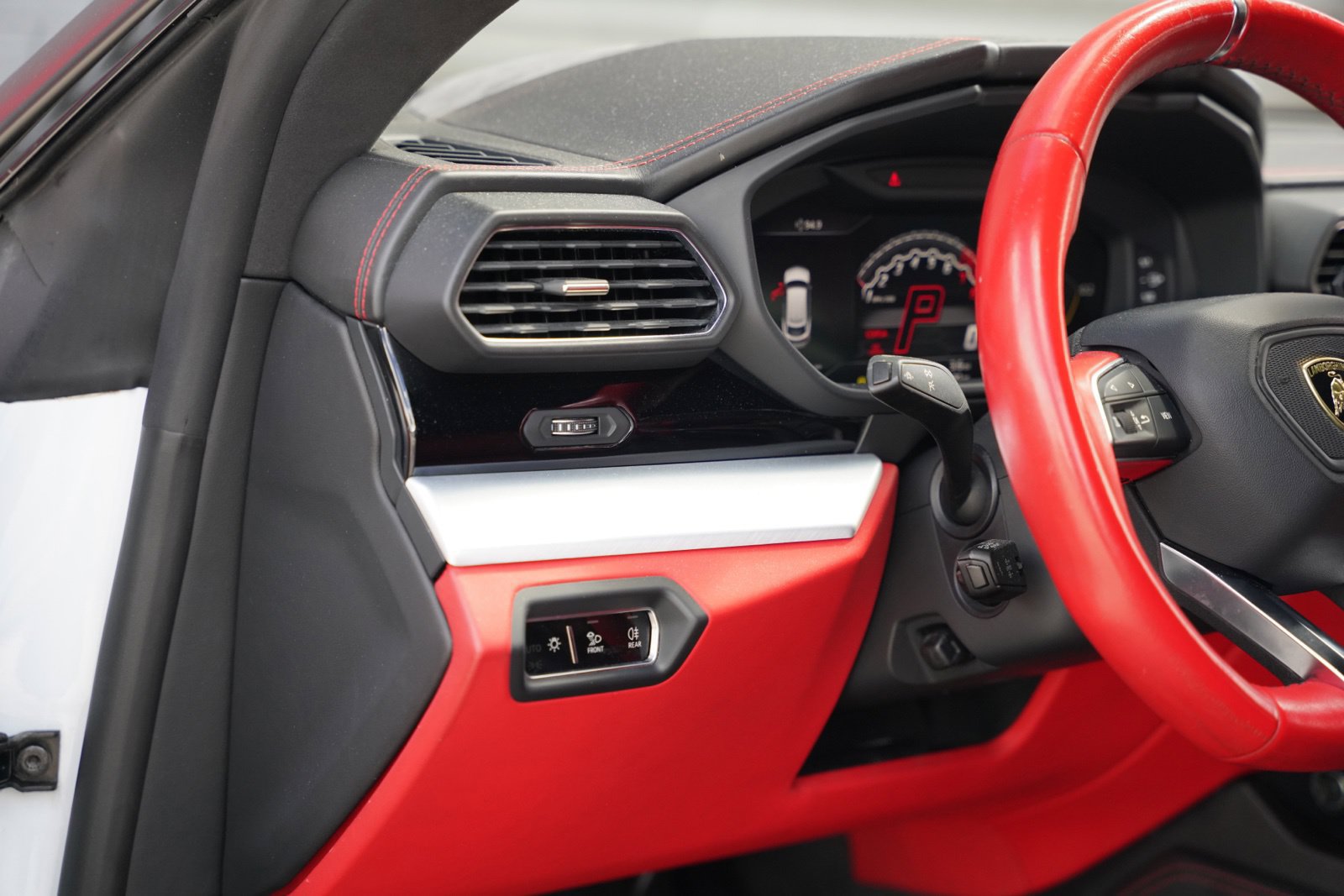 Used 2019 Lamborghini Urus AWD/4WD image 16