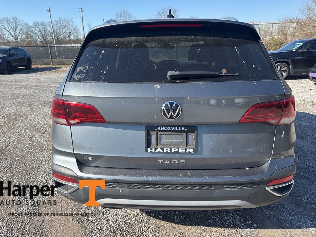 Used 2023 Volkswagen Taos SE w/ Black Wheel Package image 4