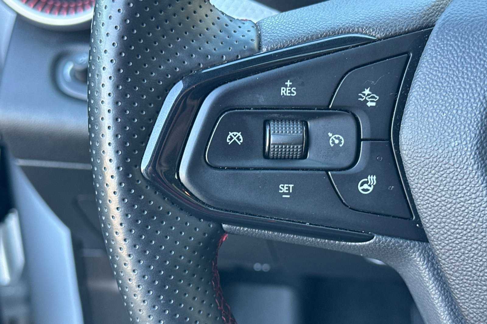 Used 2024 Chevrolet Trax RS w/ Sunroof Package image 29