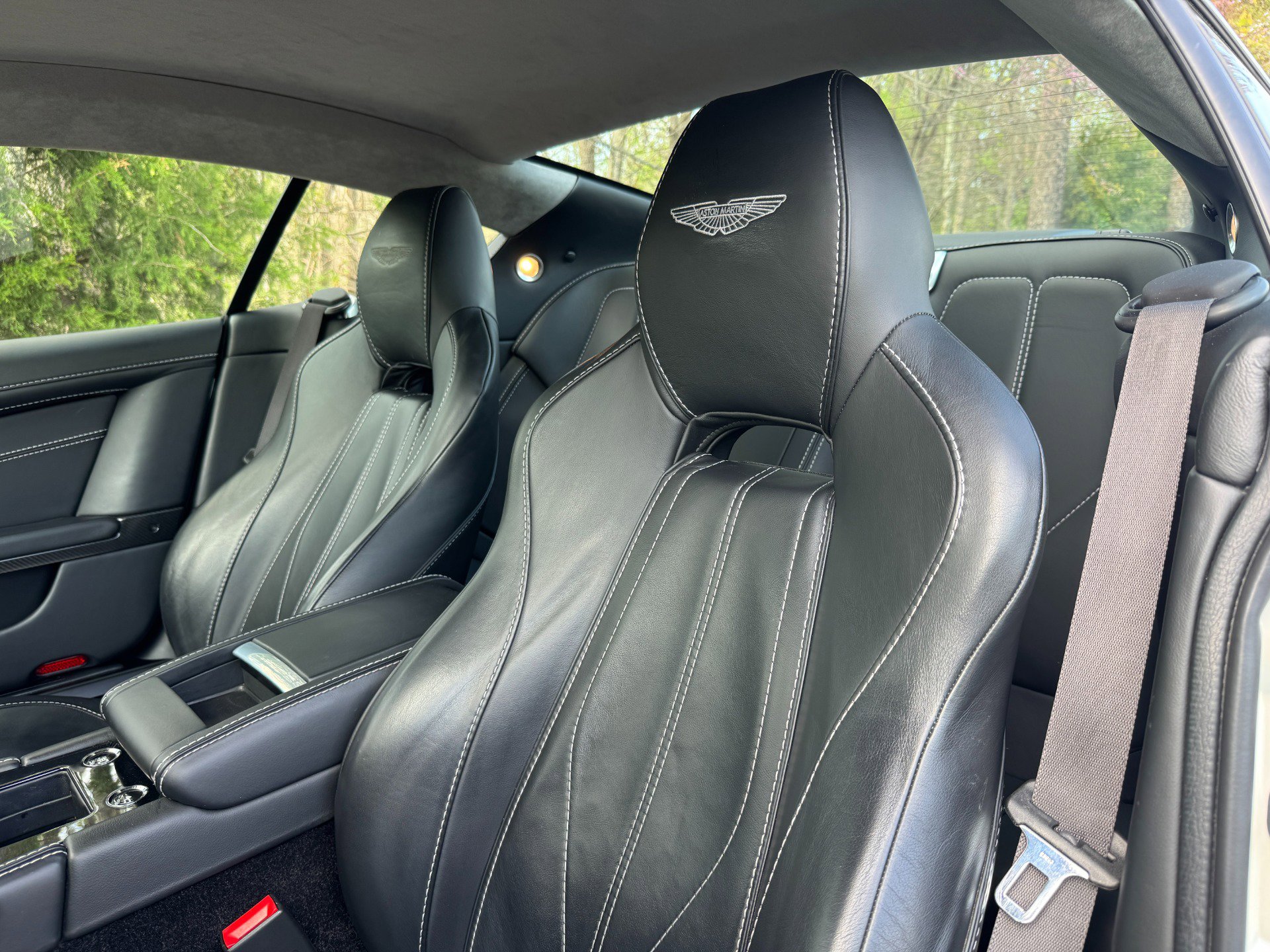 Used 2015 Aston Martin DB9 Coupe image 32