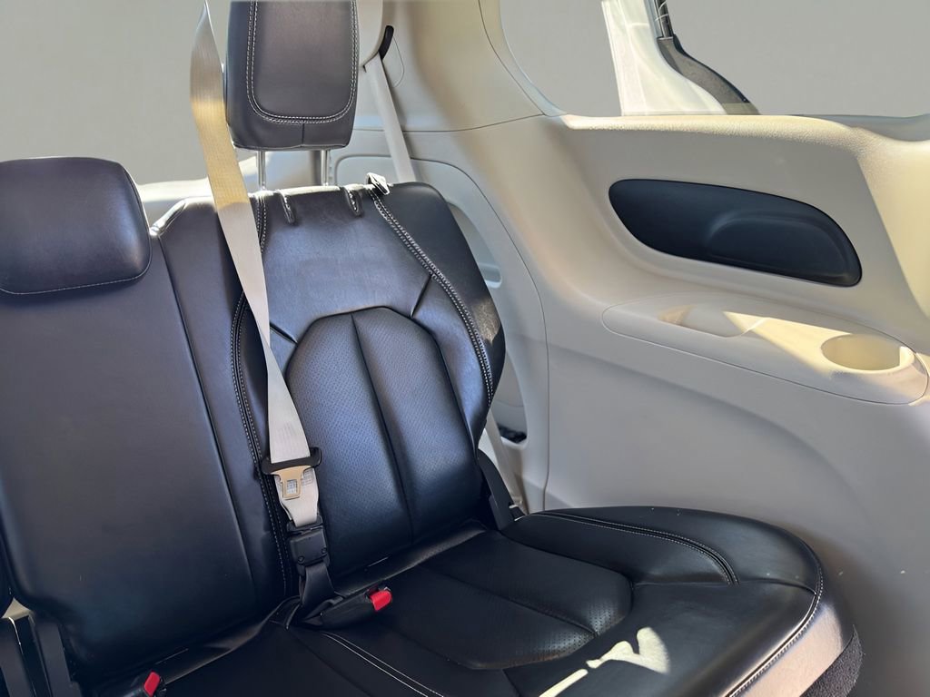 Used 2023 Chrysler Pacifica Touring-L image 16