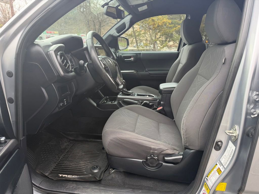 Used 2016 Toyota Tacoma TRD Sport w/ Exterior Package AWD/4WD image 14