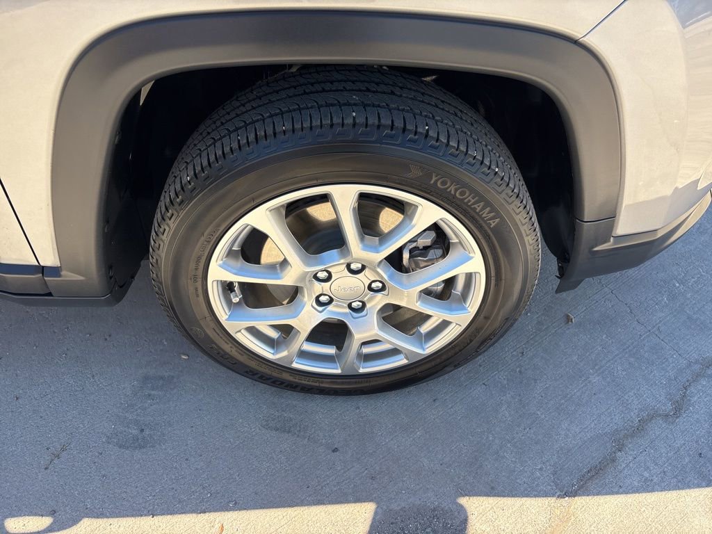 Used 2023 Jeep Compass Latitude w/ Sun and Sound Group image 12