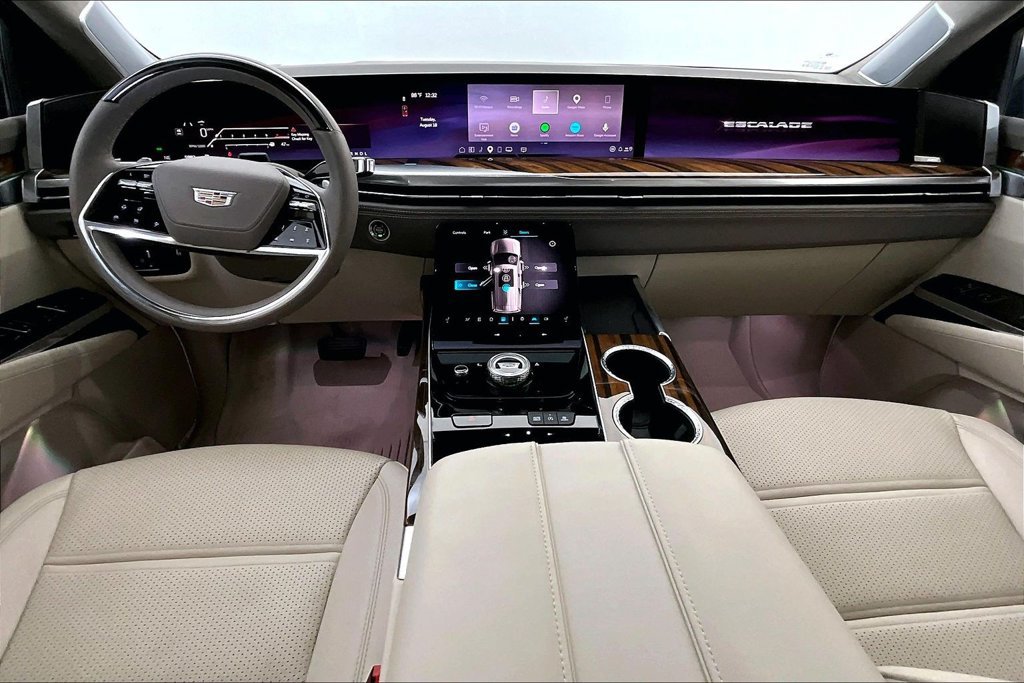 Used 2026 Cadillac Escalade Platinum Sport w/ LPO, Floor Liner Package AWD/4WD image 18