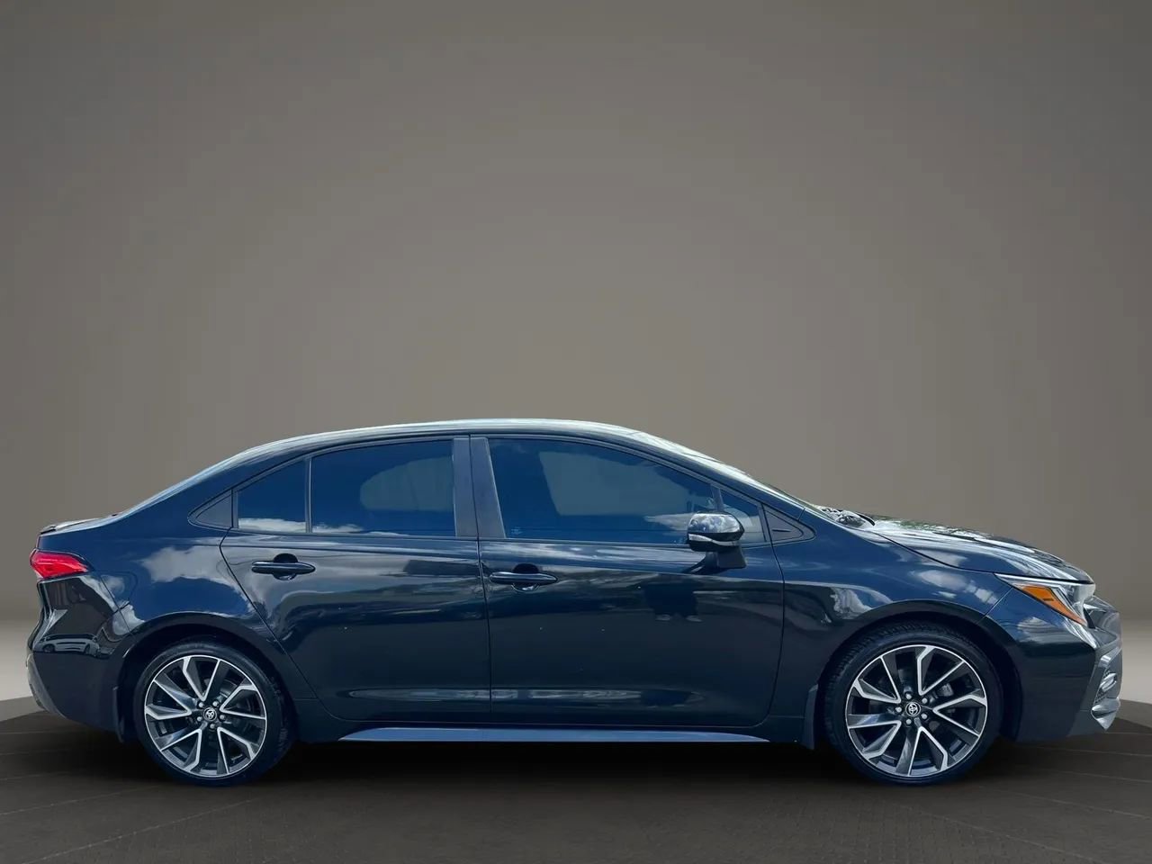 Used 2020 Toyota Corolla SE FWD image 3