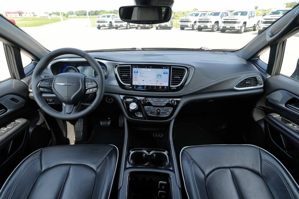 Used 2025 Chrysler Pacifica Limited FWD image 27