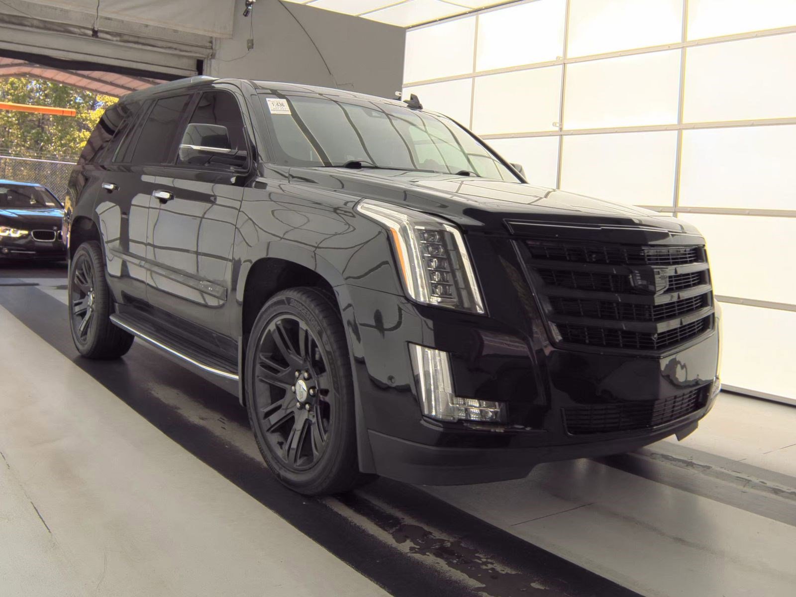Used 2018 Cadillac Escalade Luxury AWD/4WD image 2