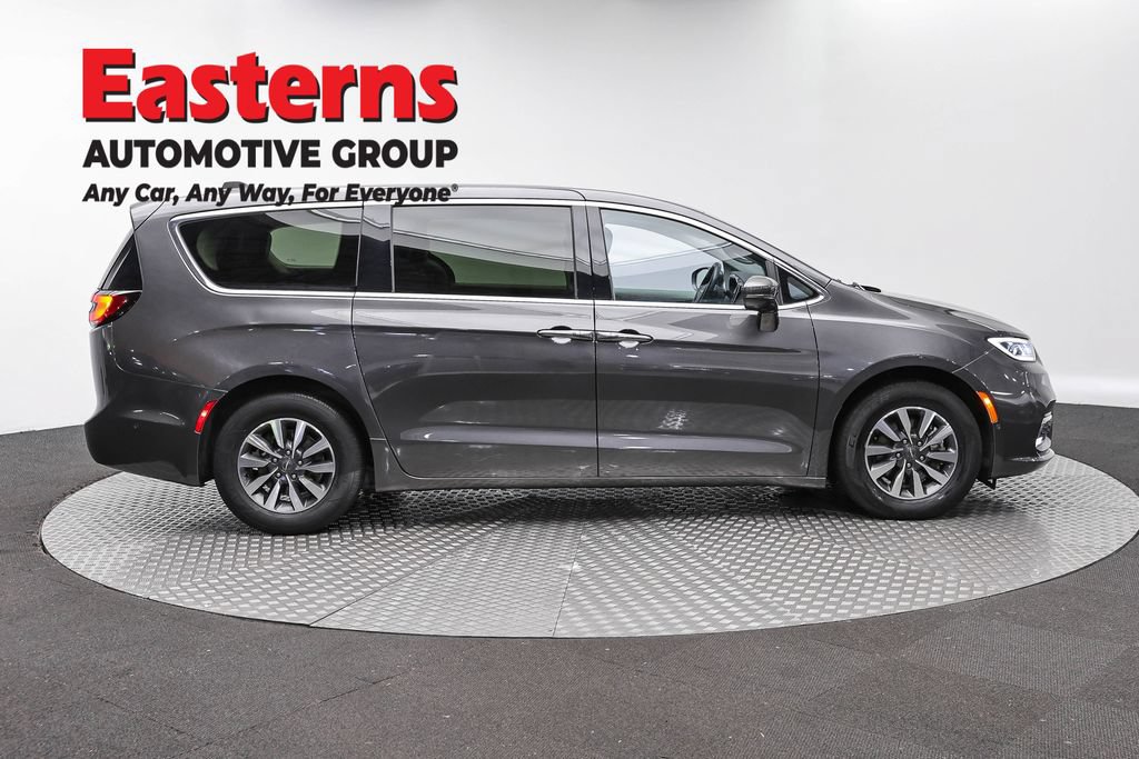Used 2022 Chrysler Pacifica Touring-L w/ Uconnect Theater Family Group FWD image 3
