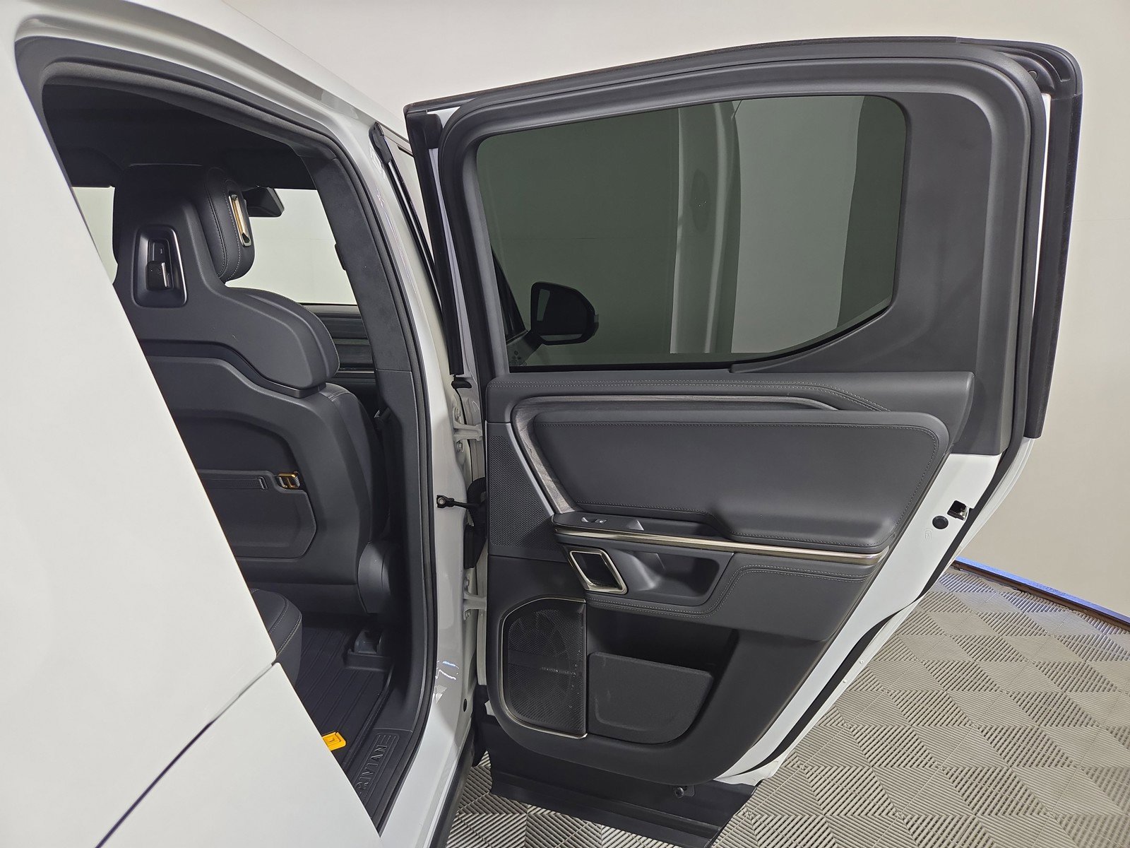 Used 2022 Rivian R1T Adventure image 19