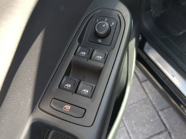 Certified 2025 Volkswagen Taos SE w/ Black Wheel Package image 17