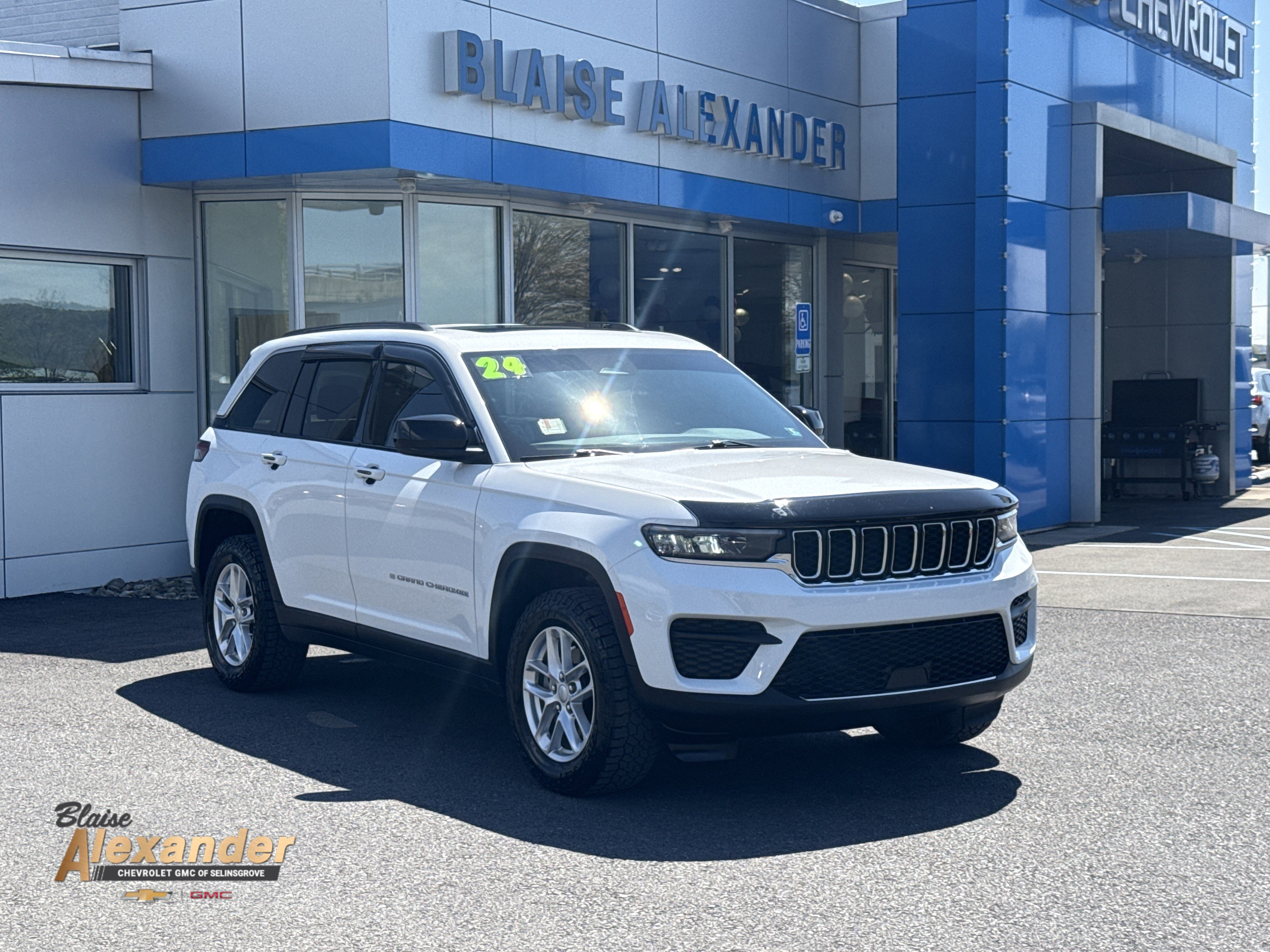 Used 2024 Jeep Grand Cherokee Laredo X w/ Trailer Tow Package AWD/4WD image 1