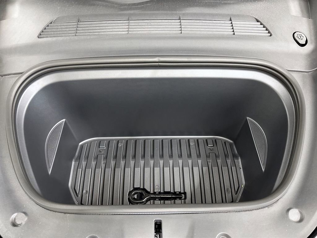 Used 2024 Tesla Model Y 2WD image 23