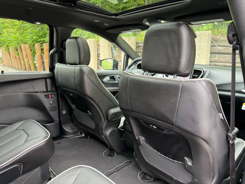 Used 2026 Chrysler Pacifica Limited FWD image 25