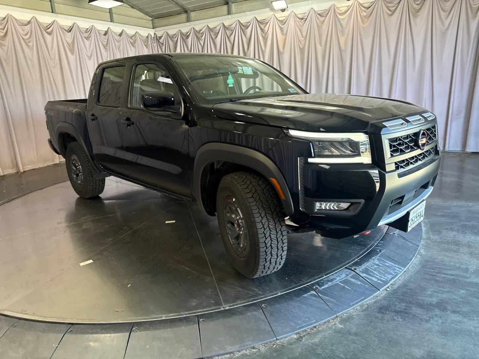 Used 2026 Nissan Frontier PRO-4X AWD/4WD image 3