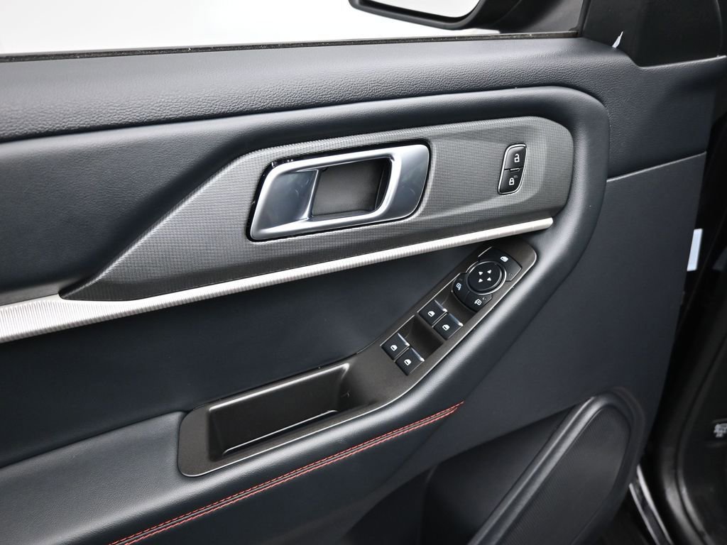 Used 2025 Ford Explorer ST-Line w/ ST-Line Street Pack image 11