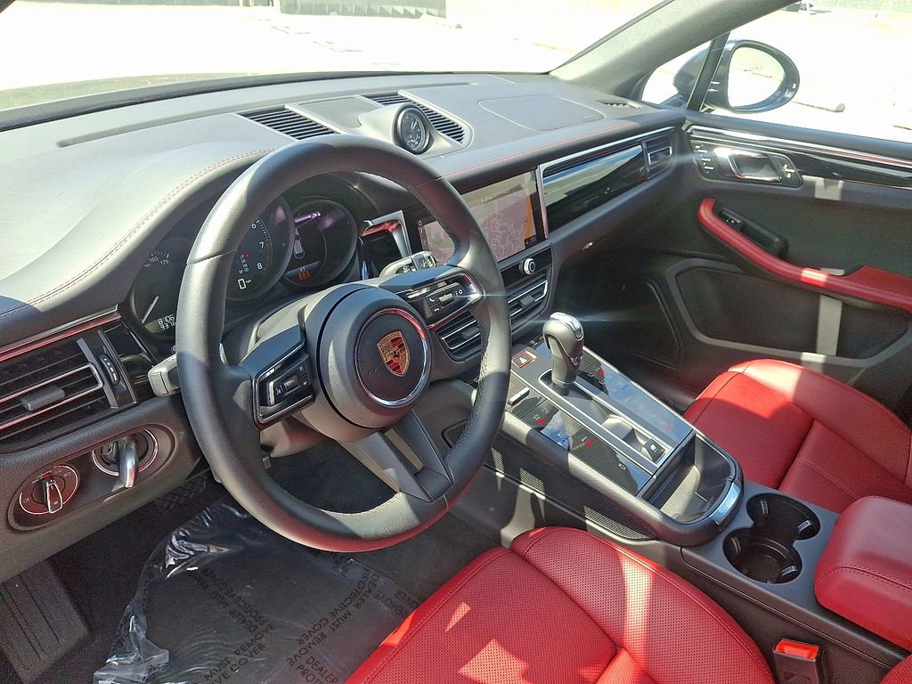 Certified 2024 Porsche Macan image 4