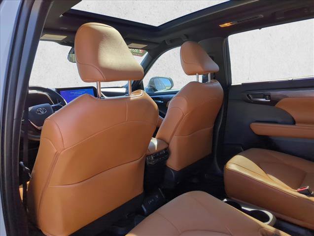 Used 2025 Toyota Highlander Platinum image 16
