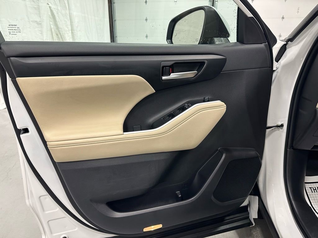 Used 2025 Toyota Highlander XLE image 8