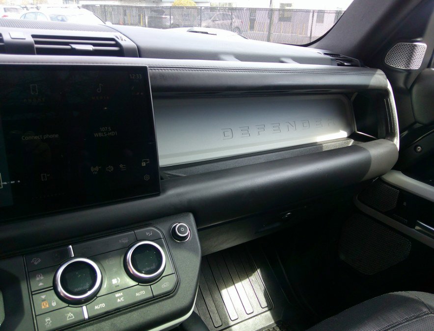 Used 2023 Land Rover Defender 130 X-Dynamic SE image 34