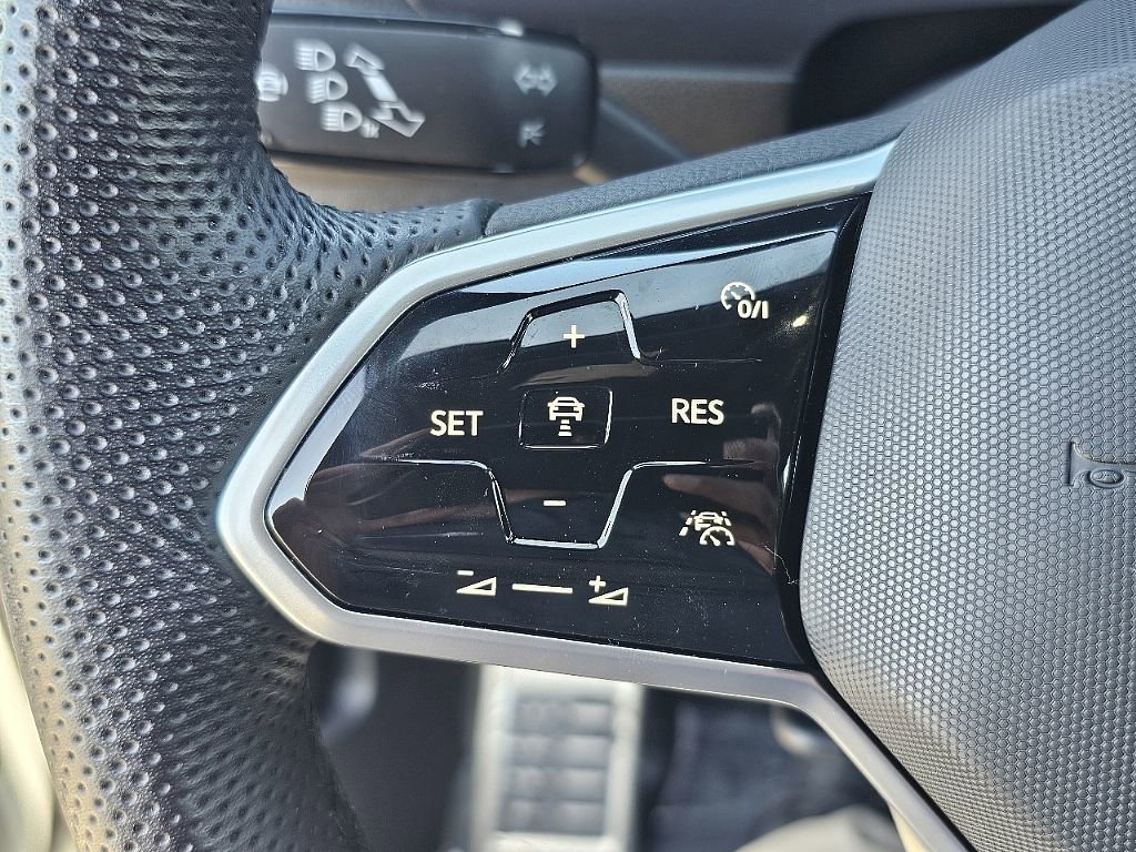 Used 2024 Volkswagen Tiguan SE R-Line image 31