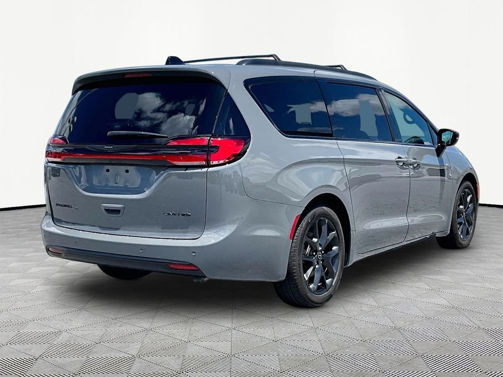 Used 2025 Chrysler Pacifica Limited FWD image 6