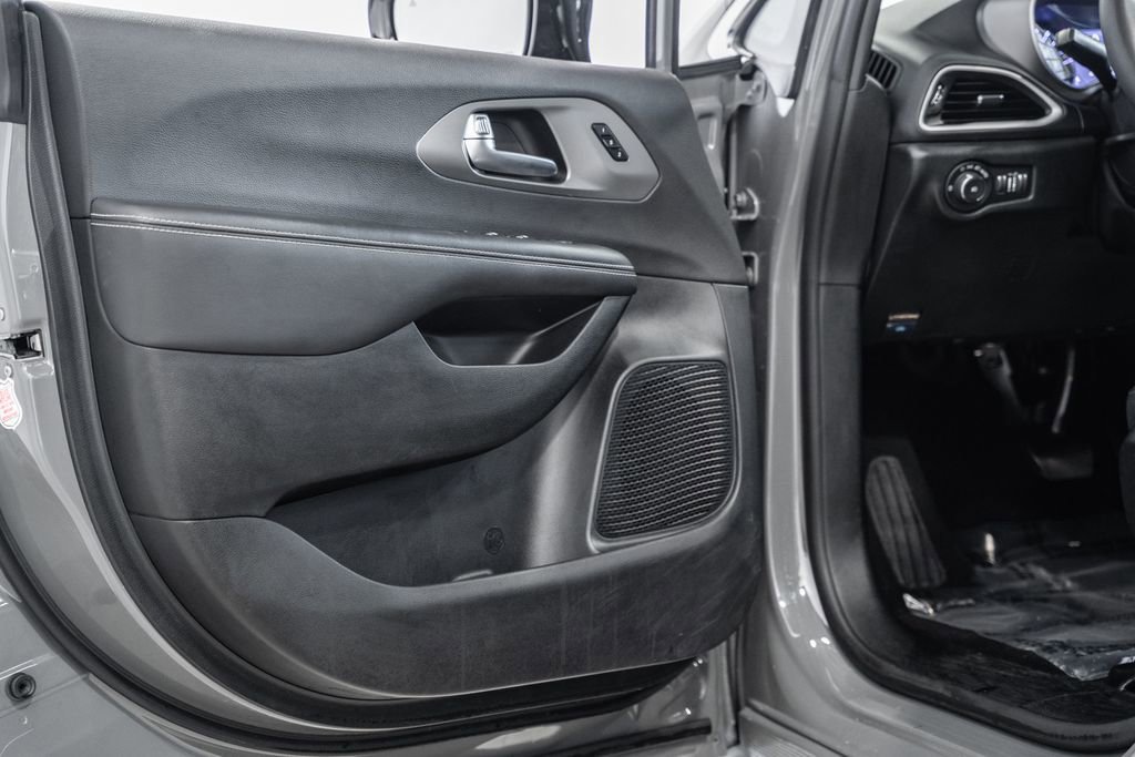 Used 2025 Chrysler Pacifica Select image 41