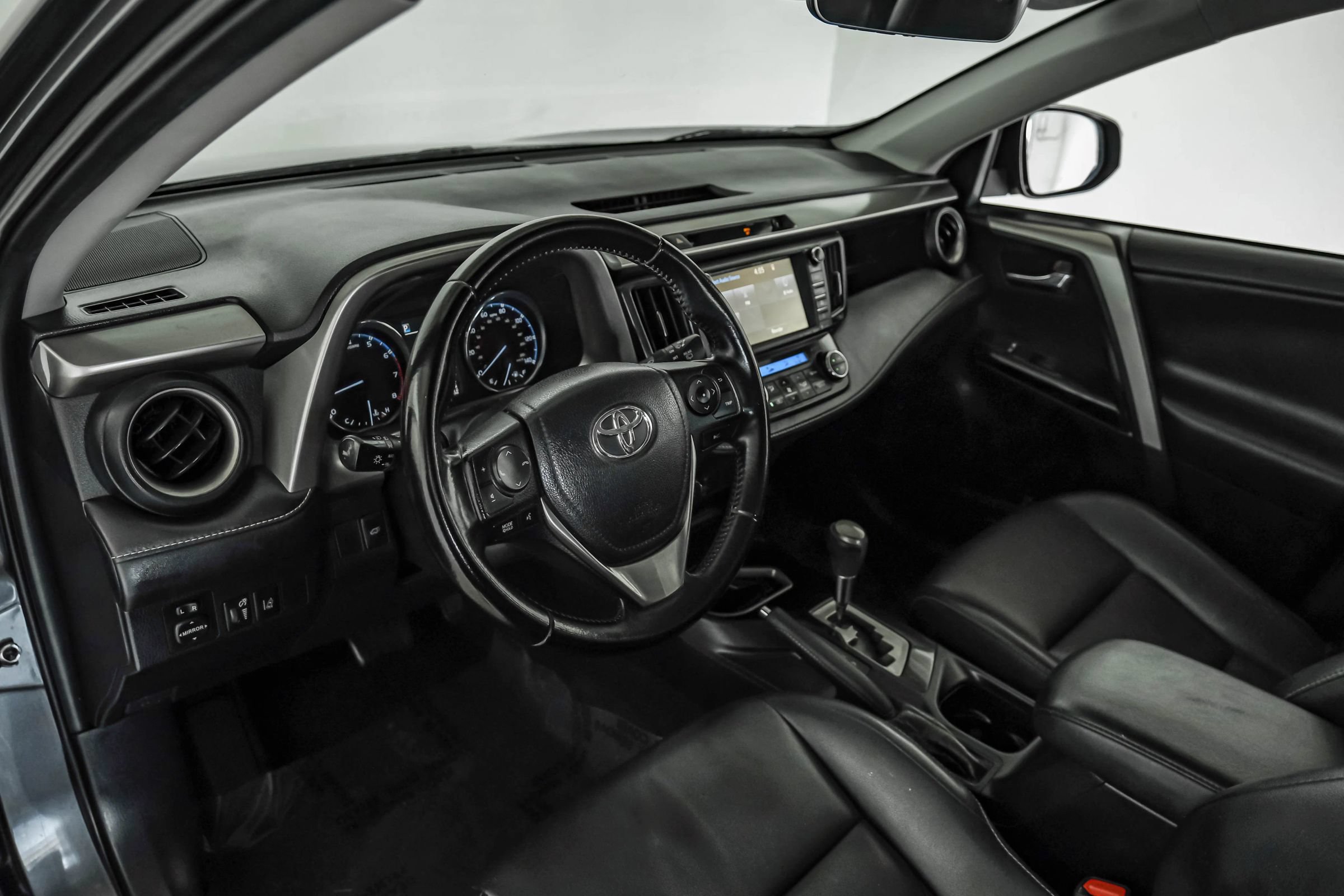 Used 2016 Toyota RAV4 Limited w/ Advanced Technology Package FWD image 2
