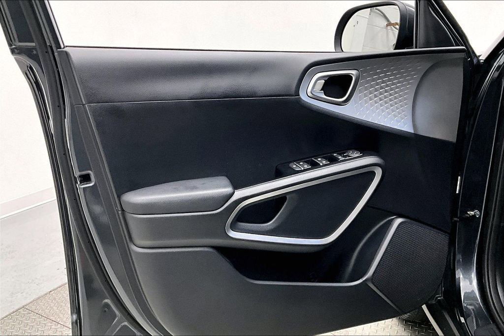 Used 2023 Kia Soul LX w/ LX Technology Package FWD image 18