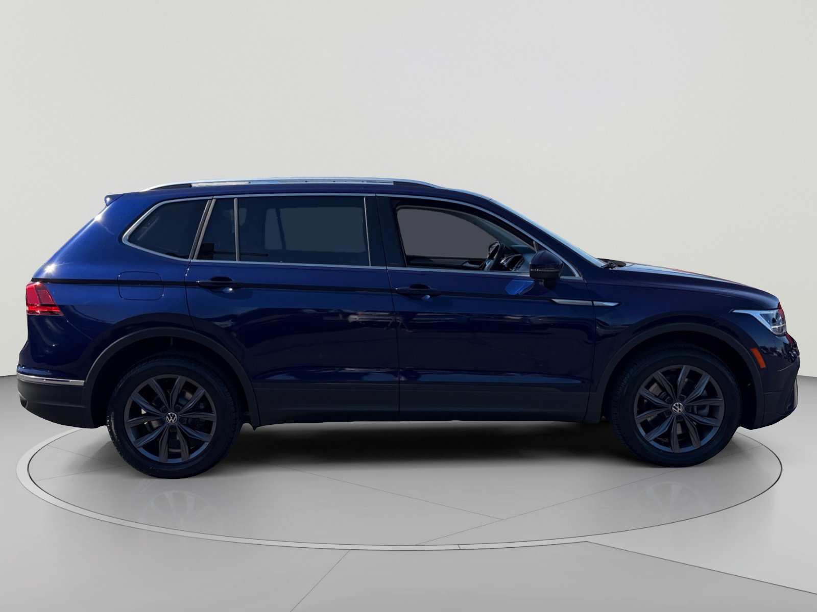 Used 2022 Volkswagen Tiguan SE w/ Panoramic Sunroof Package AWD/4WD image 6