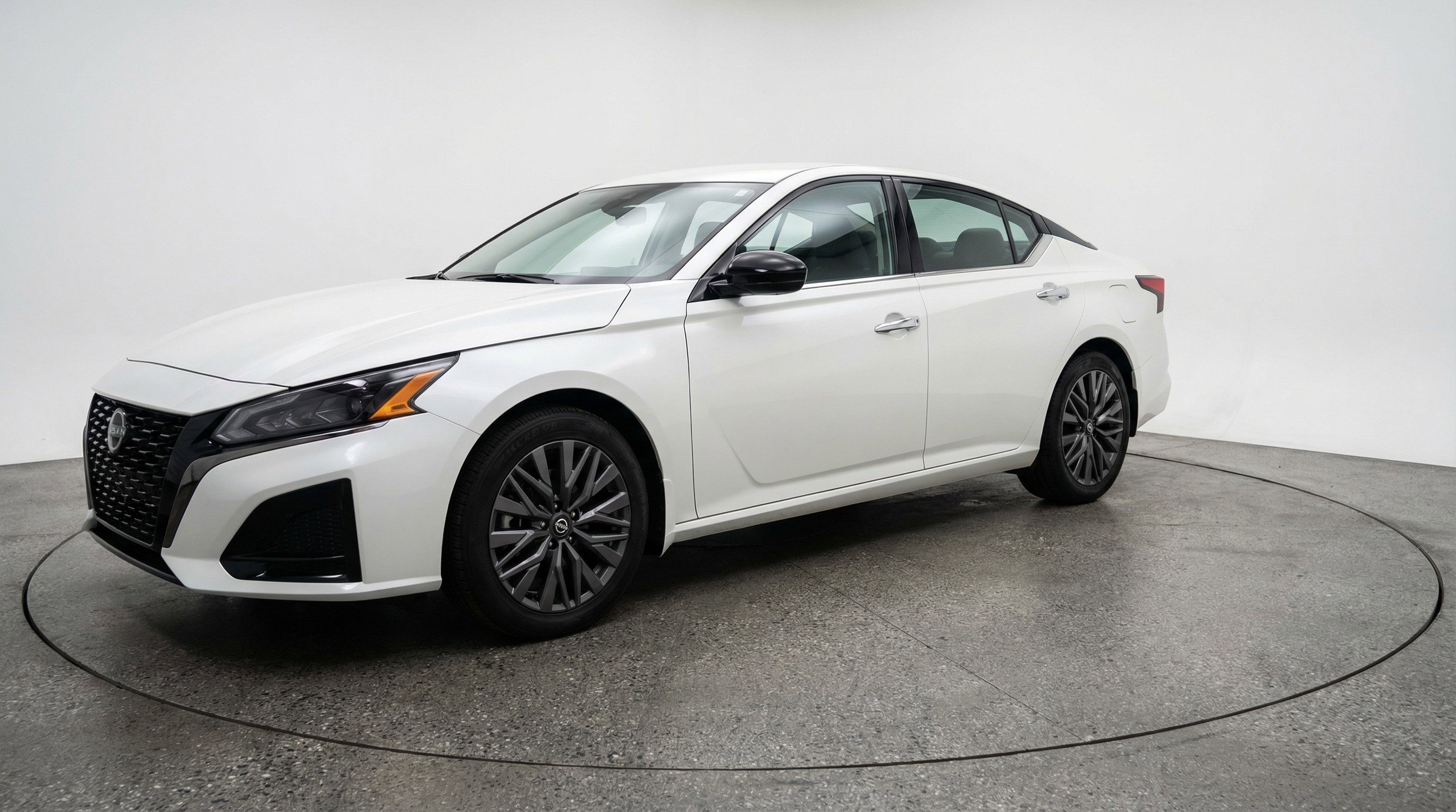 Used 2025 Nissan Altima 2.5 SV image 3
