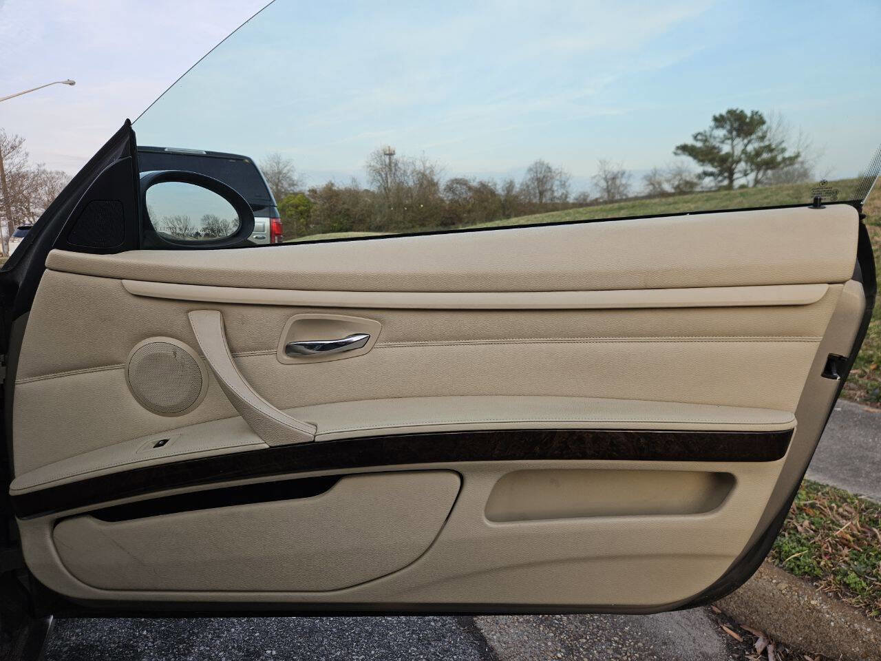 Used 2009 BMW 335i Convertible image 18