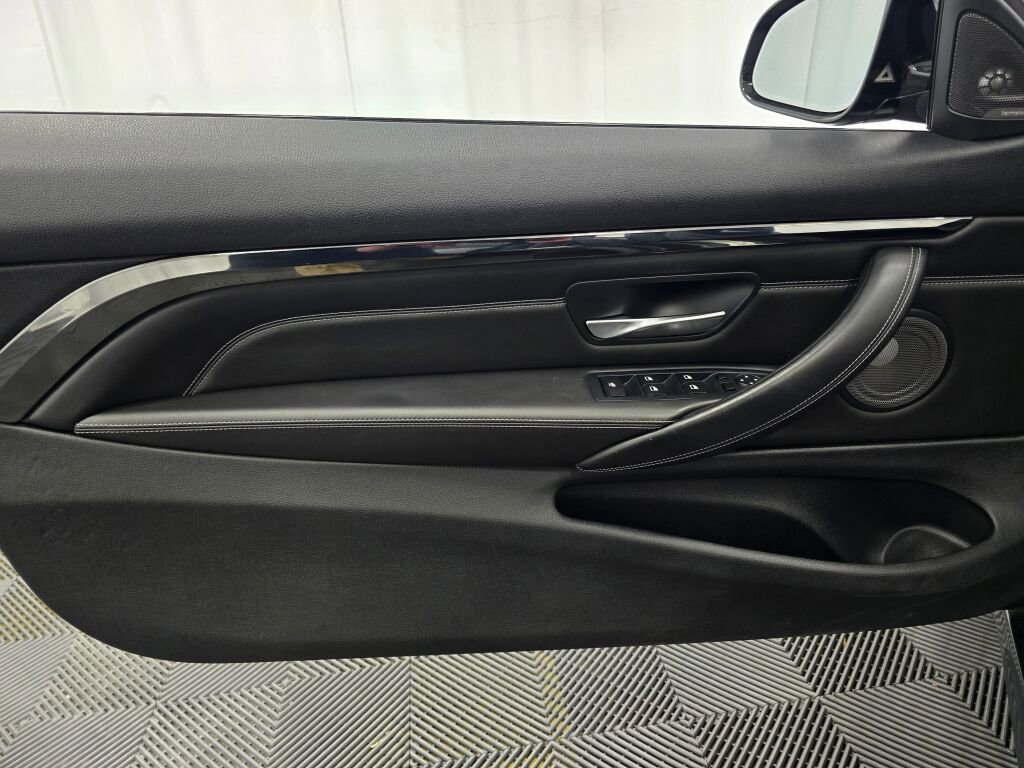 Used 2015 BMW M4 Convertible image 27