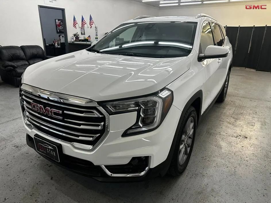 Used 2024 GMC Terrain SLT image 3