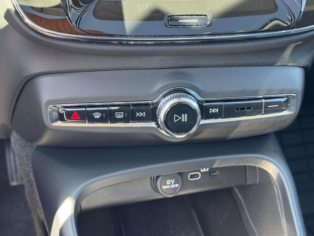 Certified 2026 Volvo XC40 B5 Plus w/ Protection Package Premier image 27