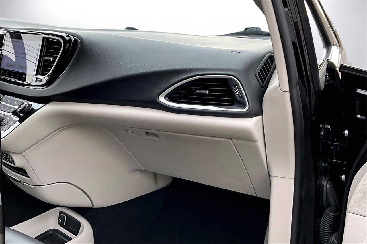 Certified 2024 Chrysler Pacifica Touring-L image 19