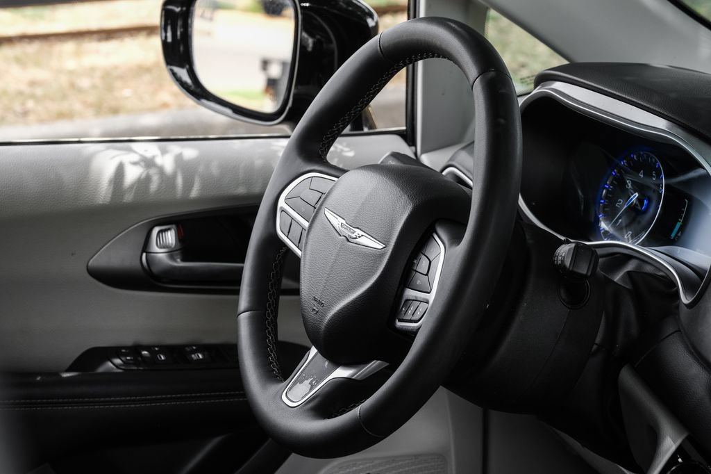 Used 2024 Chrysler Pacifica Touring-L FWD image 24