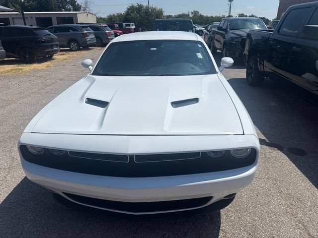 Used 2016 Dodge Challenger SXT RWD image 2