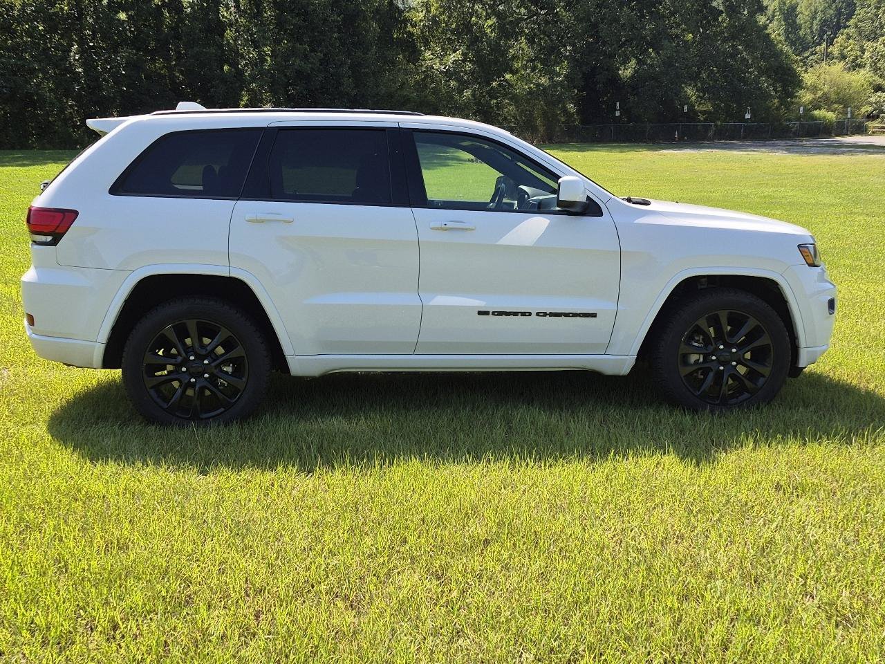 Used 2022 Jeep Grand Cherokee Laredo RWD image 11