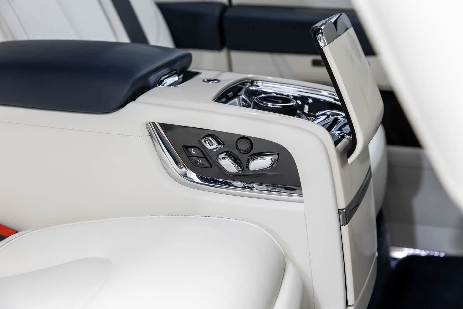 Used 2023 Rolls-Royce Cullinan w/ Cullinan Package image 48