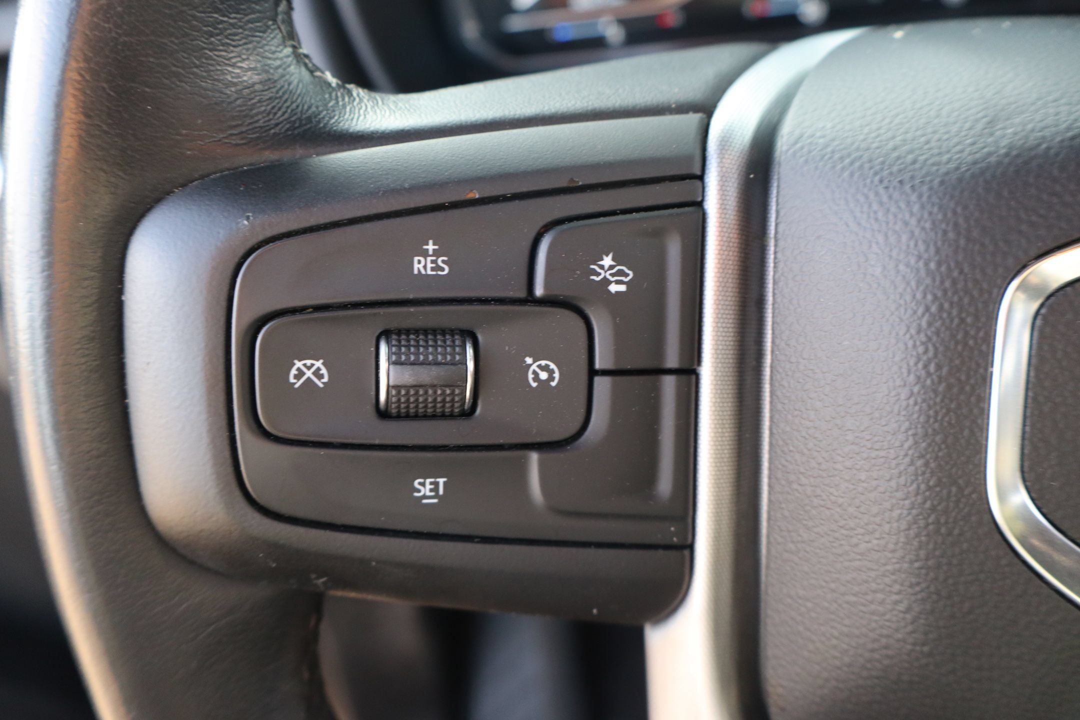 Used 2023 GMC Yukon SLT AWD/4WD image 14