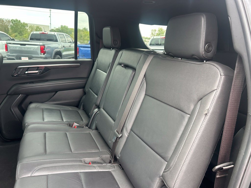 Used 2025 Chevrolet Suburban LT AWD/4WD image 35